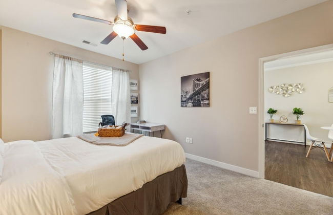 Stylish 1 BR Apartment w Movie Theater - Photo 28