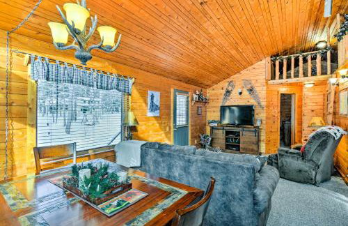 Cozy Manistique Cabin with Deck, Grill and Fire Pit! - Foto 5
