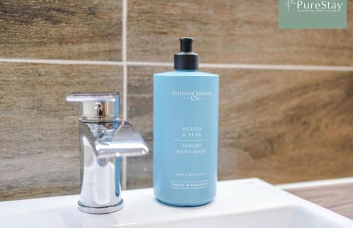 Spacious 5-bedroom Contractor House Sleeps 7 with Parking by PureStay - Foto 33