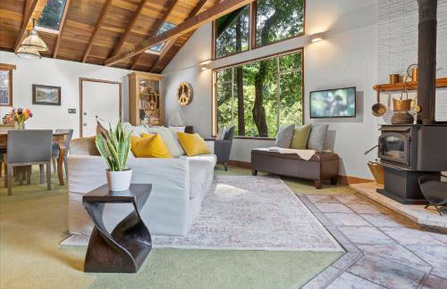 Cozy Creek Cabin - On Austin Creek Hot Tub - Dog Friendly - BBQ Grill - Fast WiFi - Foto 1