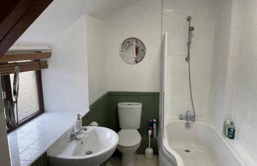 Stunning Cottage with Log Burner- King Bed- Great Design-Free Wood - Foto 16