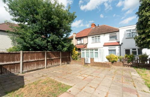 Spacious 4 Bed House Free Parking Near Station - Pass the Keys - Foto 23