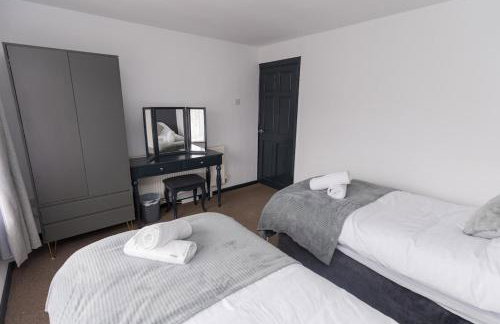 Home from Home 3-Bedrooms free parking Garden Sleeps up to 8 - Foto 20