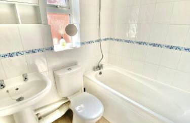Central MK Home, Garden and Free Private Driveway Parking! 4 Beds Fully Equipped Train station 5 Mins - Photo 12