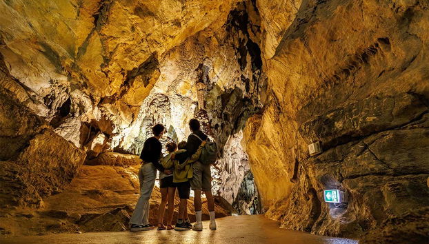 Admirando el interior de las cavernas