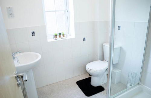 Contractor‑Heaven 5BR Home 4.5 Baths Wakefield - Foto 26