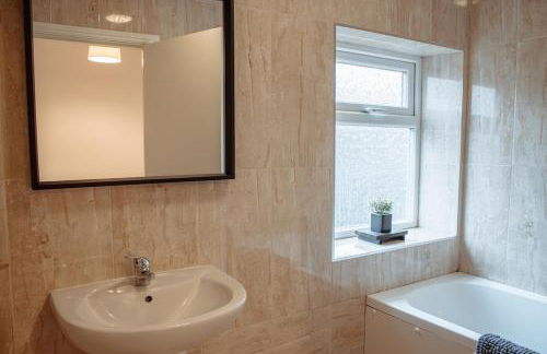 Spacious & Modern 8-Bed Home - Sleeps 13 - Parking - Foto 15