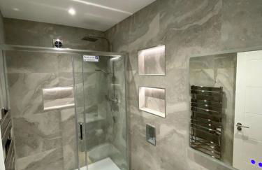 The Hughenden Home - Spacious 2BR Duplex with 2 Bathrooms & Free Secure Underground Parking in Central High Wycombe HP13, Sleeps 7 - Foto 4