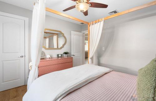 Adorable Dog Friendly Home with Fenced Yard, Office, STEPS to Canal & Hospital! - Foto 21