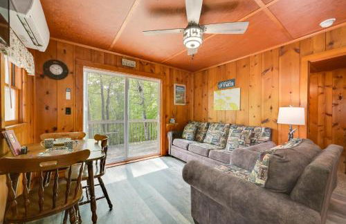 Near Snowmobiling! Carp Lake Cottage with Fire Pit - Foto 1