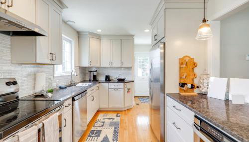 Walk to Pawcatuck River Family-Friendly Home! - Foto 4