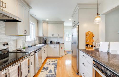 Walk to Pawcatuck River Family-Friendly Home! - Foto 4