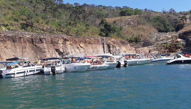 Excursión a Capitólio y lago de Furnas - Foto 2, Lanchas navegando por el lago de Furnas
