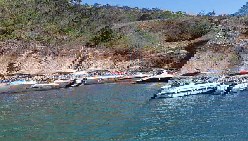 Boats sailing on Furnas Lake