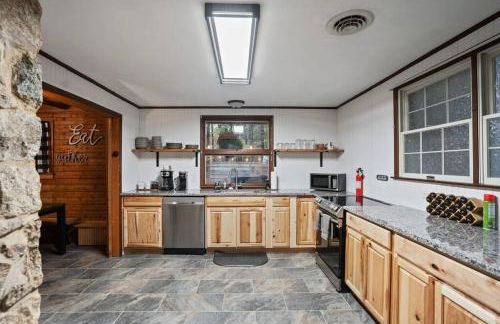 Cozy Bear-Themed Mountain Cabin, Relaxing Hot Tub - Foto 30