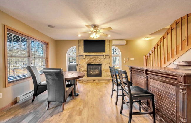 Pocono Pinnacle by Avantstay Steps to the Lake, Game Room, Large Deck - Foto 23