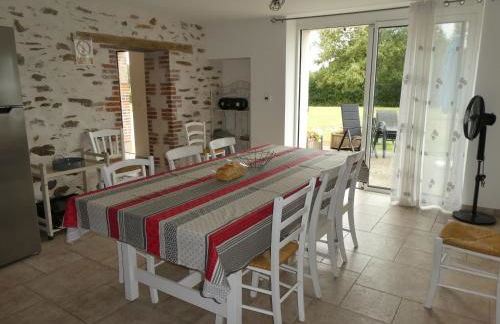 Maison rénovée en pleine campagne avec terrain, terrasse et équipements familiaux - FR-1-426-157 - Foto 8