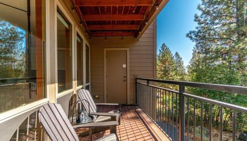Chic Bend Condo with Fireplace and Forest Views! - Foto 3