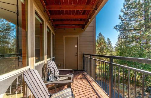Chic Bend Condo with Fireplace and Forest Views! - Foto 3