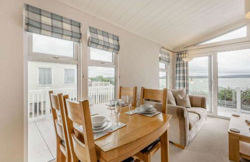 Bay View 2-Bed Lodge with Glorious Harbour View and Balcony - Photo 5