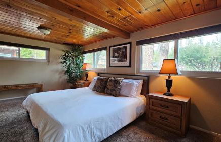 Knotty Pine Cabin with Artisan Stone Patio - Walk to Bass Lake - Foto 18