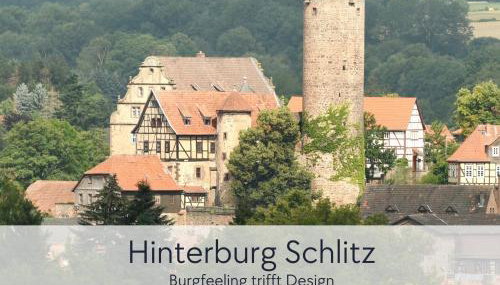 Amalias Burgwohnung - stilvolles Apartment mit Aufzug & Garten in der Hinterburg Schlitz - 2 Schlafzimmer, Parkplatz, Historisches Flair für Paare & Ruhesuchende - Foto 2