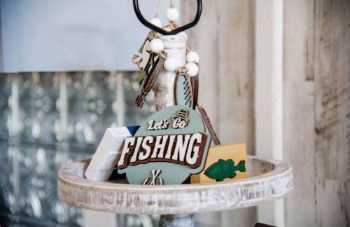 Rustic Chic Alabama Cabin w Loft Fire Pit Pet Friendly Fenced Yard Lake Guntersville - Lucky Lodge - Foto 54