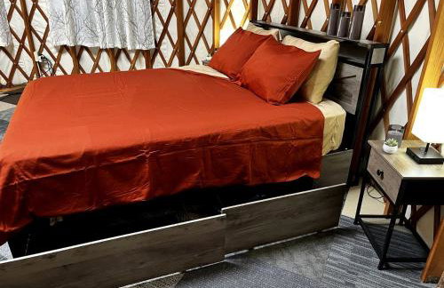 Incredible Equipped Yurt Amazing for a Glamping Experience in East Meredith, New York - Foto 39