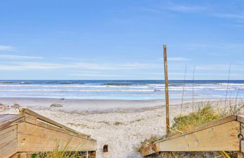 Oceanfront condo with pool, amazing view, balcony & beach access - Foto 35