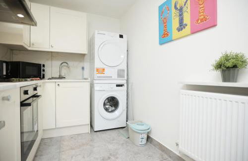 Gloucester Rd By N And N Stays, Newly Refurbed 6 Bed all ensuite house by N And N Stays Ltd, Perfect for contractors and Corporate stays, Close to YTL Arena Site, Pvt Parking for Vans and and work vehicles, Wifi - Foto 7