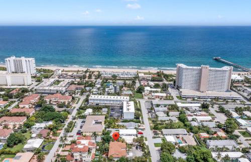 Lux 3 bedroom townhouse 1 block from the beach - Photo 1