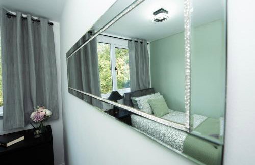 Stylish 4 Bed House, Free Parking, Close to M4 Newport - Foto 13
