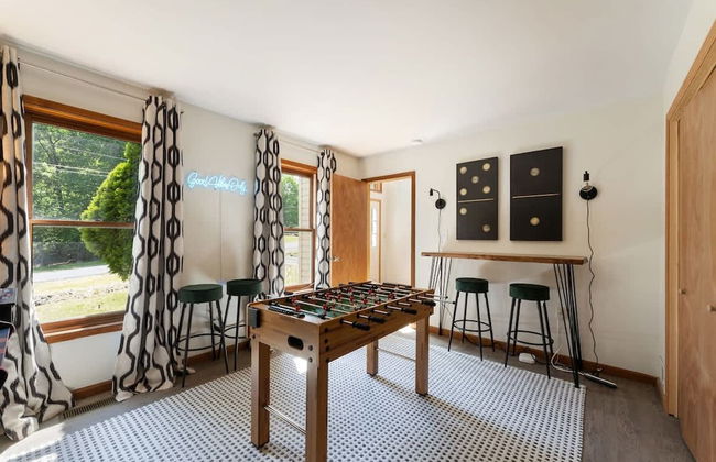 Charming Poconos Retreat With hot tub Fireplace - Foto 7