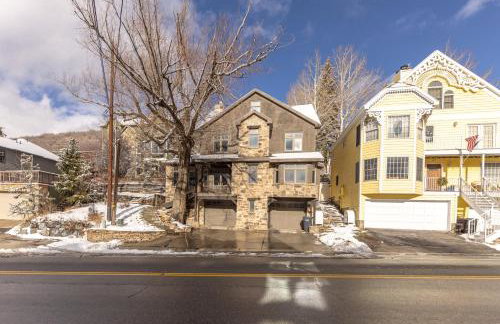 Spacious 5 Bed Retreat, Walk to Lifts and Main - Photo 1