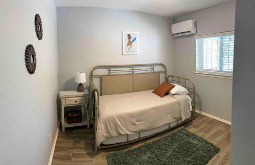 Comfy, contemporary quiet retreat vacation home with views - Foto 23