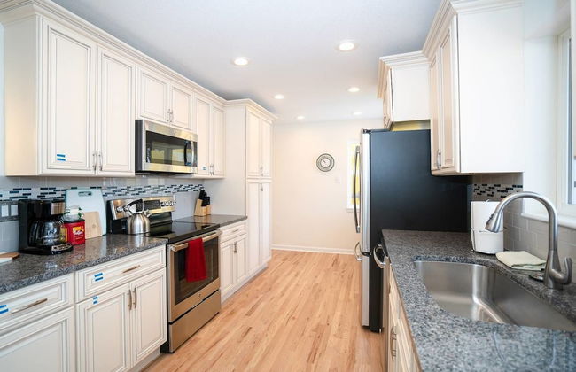 The Meadowlark Manor Spacious Backyard & Hot Tub - Photo 16