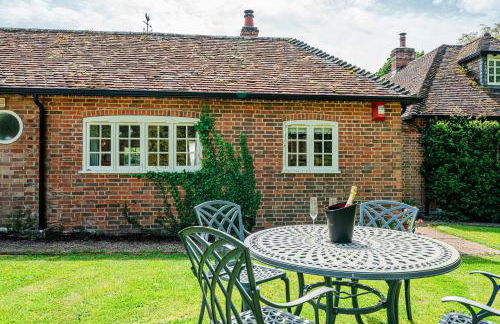 Beautiful Riverside Cottage with Large Garden, 2BR - Photo 13