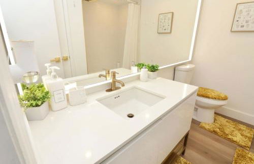 Luxury Oasis Getaway w/pool 15 mins from beach - Foto 57