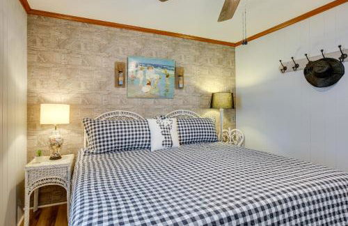 Oak Island Vacation Rental with Decks, Walk to Beach - Foto 17