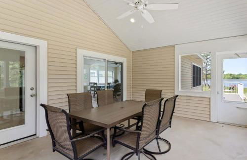 Expansive Lakefront Home with Private Dock - Foto 28