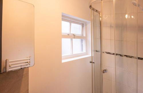 Rugby 1-BR Apt, Parking, City Centre, Sleeps 3 - Foto 16