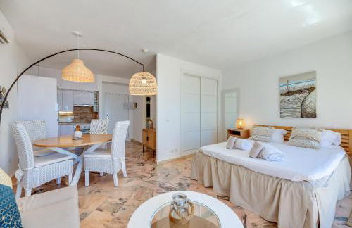 Sea Front Beach Studio Apartment - Photo 13