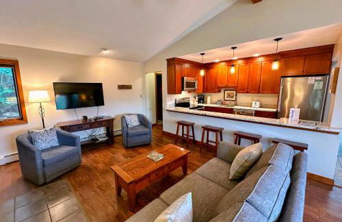 FC44 Renovated 3bed 3bath Forest Cottage AC views yard fast wifi Walk to skiing - Foto 9