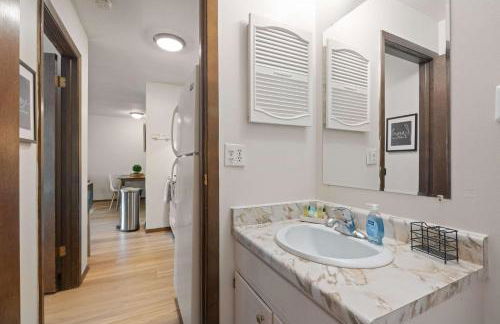 Workspace with Desk & Walkable to hospital & campus - Photo 18