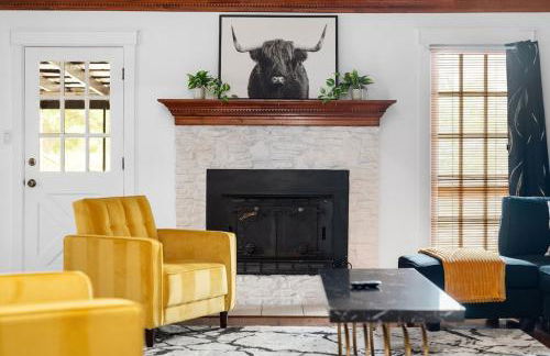 Serene Family Retreat King Beds Pool Hot Tub and Games - Photo 23