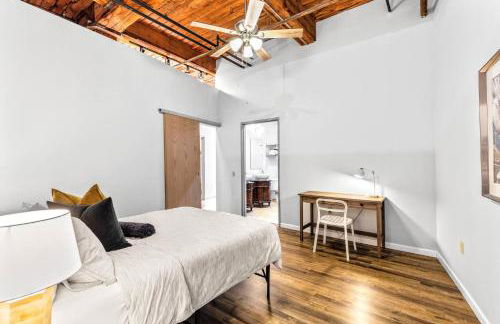 Celebrate the Season in a Trendy STL Loft 4D - Foto 7