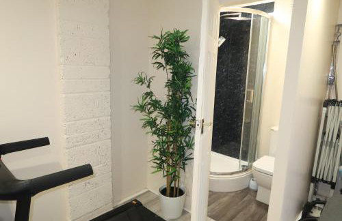 Cozy 3 Bedroom Home with Garden & Free Parking - Milton Keynes - Foto 15