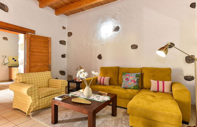 Authentic Holiday Home, Ground Floor Level, With Private Pool and Large Terrace - Foto 9