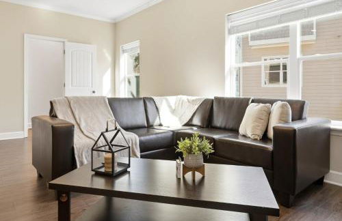 Modern Comfort and Resort Style Living Near CU - Foto 1