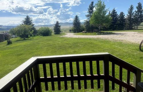 Charming Riverfront Guest House with Deck Overlooking Madison River, Near Ennis, Montana - Foto 12